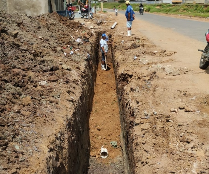 DAESA realiza serviço de extensão de rede de esgoto no bairro Frei Damião, em Sousa